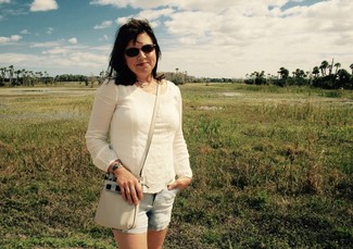 Comment porter un short en denim bleu clair