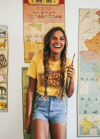 Comment porter un short en denim bleu clair en été