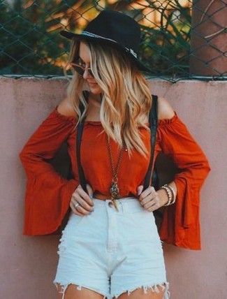 Comment porter un short en denim bleu clair pour un style relax quand il fait très chaud