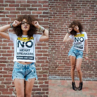 Comment porter un short en denim bleu clair en été