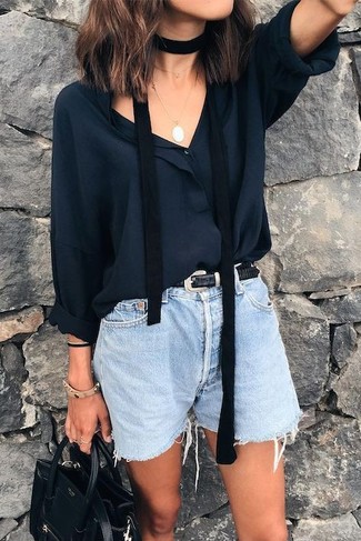 Comment porter un short en denim bleu clair quand il fait très chaud