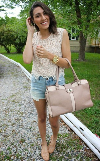 Comment porter un short en denim bleu clair quand il fait très chaud