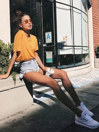 Comment porter un short en denim bleu clair pour un style relax quand il fait très chaud
