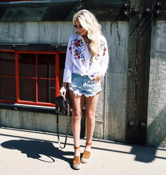 Comment porter un short en denim bleu clair en été