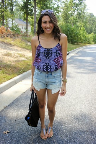 Comment porter un short en denim bleu clair pour un style relax quand il fait très chaud