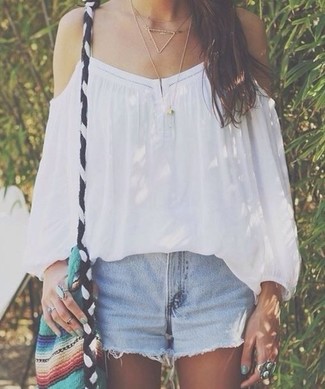 Comment porter un short en denim bleu clair quand il fait très chaud