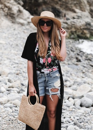 Comment porter un short en denim bleu clair en été