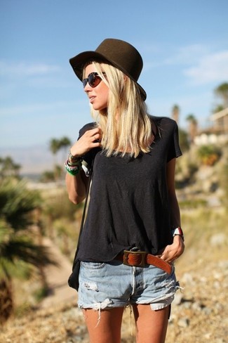 Comment porter un short en denim bleu clair