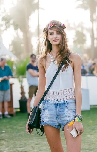 Comment porter un short en denim bleu clair en été