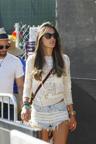 Comment porter un short en denim bleu clair en été