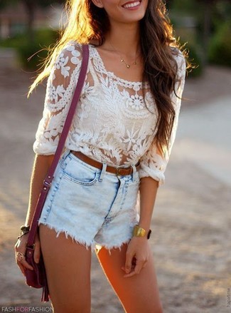 Comment porter un short en denim bleu clair quand il fait très chaud