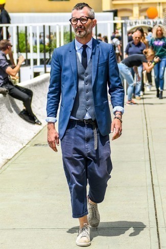 Comment porter une chemise de ville bleu clair avec un blazer bleu
