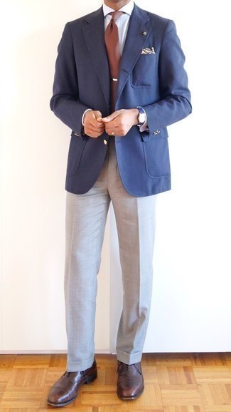 Comment porter une chemise de ville bleu clair avec un blazer bleu
