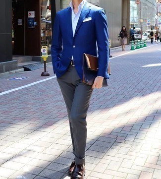 Comment porter une chemise de ville bleu clair avec un blazer bleu