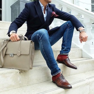 Des chaussures richelieu à porter avec une chemise de ville bleu clair