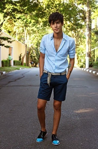 Des chaussures richelieu à porter avec une chemise de ville bleu clair