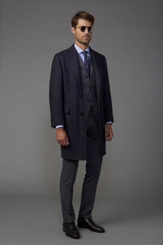 Des chaussures richelieu à porter avec une chemise de ville bleu clair