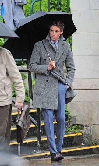 Des chaussures richelieu à porter avec une chemise de ville bleu clair au printemps
