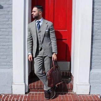 Des chaussures richelieu à porter avec une chemise de ville bleu clair au printemps