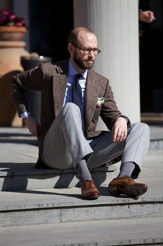 Des chaussures richelieu à porter avec une chemise de ville bleu clair au printemps