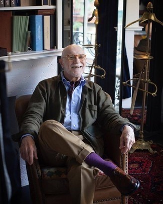 Des chaussures richelieu à porter avec une chemise de ville bleu clair au printemps