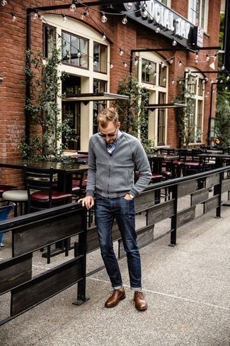 Des chaussures richelieu à porter avec une chemise de ville bleu clair au printemps