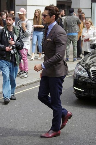 Des chaussures richelieu à porter avec une chemise de ville bleu clair