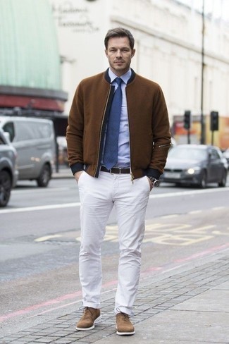 Des chaussures richelieu à porter avec une chemise de ville bleu clair au printemps