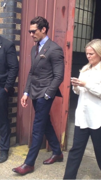 Des chaussures richelieu à porter avec une chemise de ville bleu clair