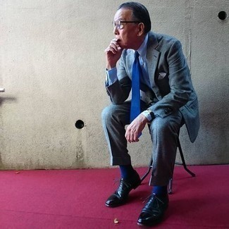 Des chaussures richelieu à porter avec une chemise de ville bleu clair au printemps