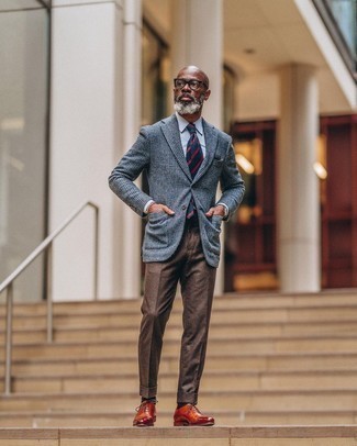 Des chaussures richelieu à porter avec une chemise de ville bleu clair au printemps