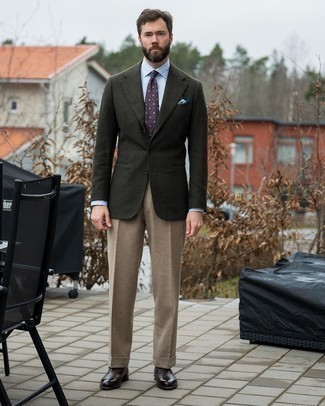 Des chaussures richelieu à porter avec une chemise de ville bleu clair au printemps