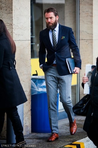 Des chaussures richelieu à porter avec une chemise de ville bleu clair