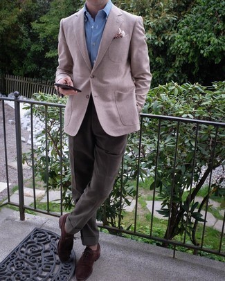 Des chaussures richelieu à porter avec une chemise de ville bleu clair au printemps