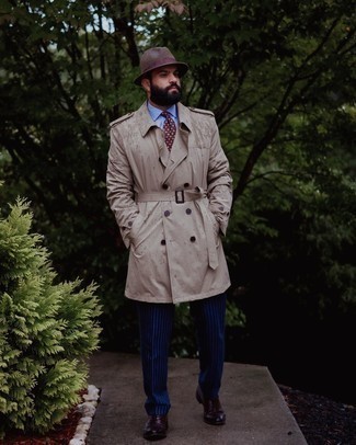 Des chaussures richelieu à porter avec une chemise de ville bleu clair au printemps