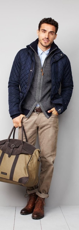 Un pull à fermeture éclair à porter avec une chemise de ville bleu clair