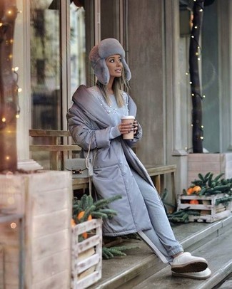 Comment porter un pull à col rond orné bleu clair
