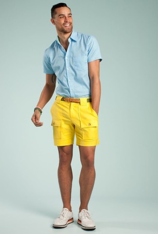 Comment porter une chemise à manches courtes en vichy bleu clair