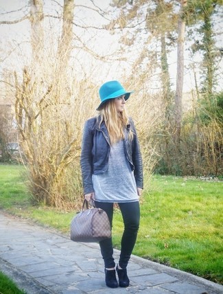 Comment porter un chapeau bleu clair
