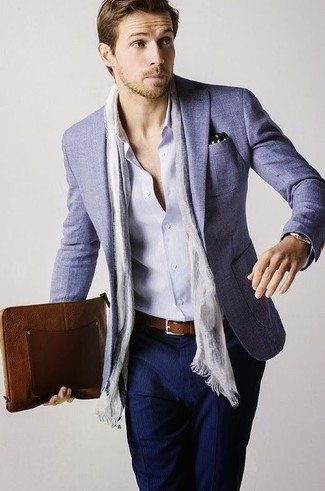 Comment porter une veste bleu clair quand il fait chaud