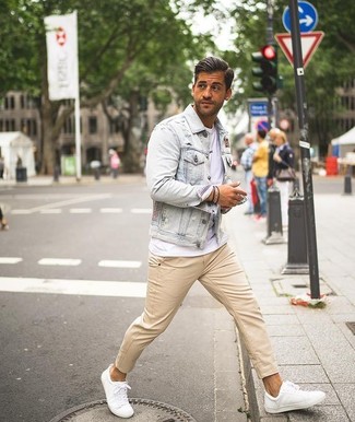Comment porter une veste bleu clair quand il fait chaud