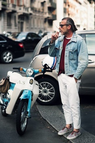 Comment porter une veste bleu clair après 50 ans