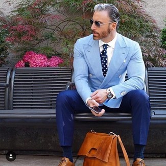 Comment porter une veste bleu clair après 50 ans