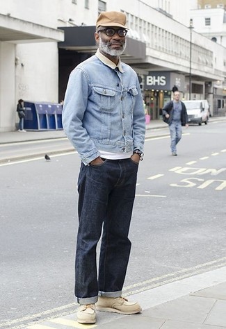 Comment porter une veste bleu clair après 50 ans