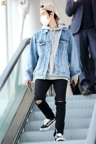 Comment porter une veste bleu clair pour un style relax quand il fait chaud