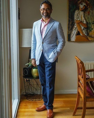 Comment porter une veste bleu clair après 50 ans