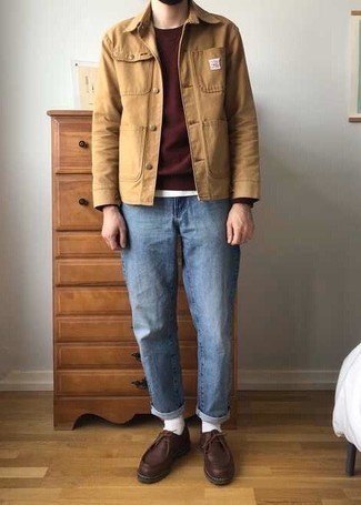 Des bottines chukka à porter avec un jean bleu clair
