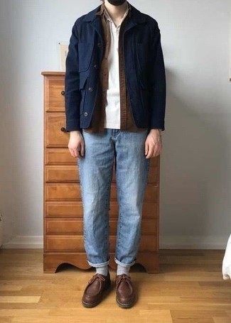Des bottines chukka à porter avec un jean bleu clair