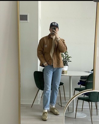 Des bottines chukka à porter avec un jean bleu clair
