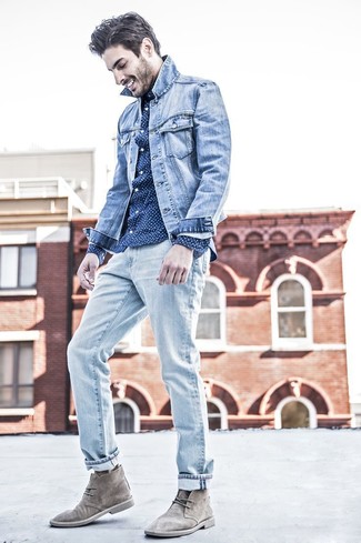Des bottines chukka à porter avec un jean bleu clair